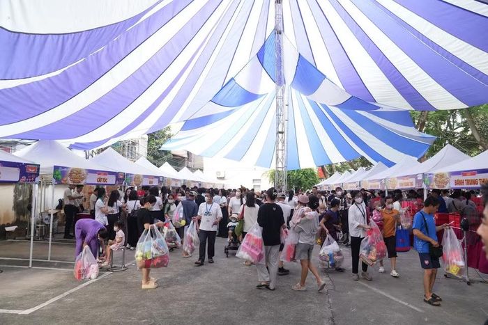 Với các em nhỏ đang phải điều trị dài ngày, những phút giây được vui chơi, được nhận quà và được hòa mình vào không khí lễ hội có ý nghĩa đặc biệt. (Ảnh: PV/Vietnam+)