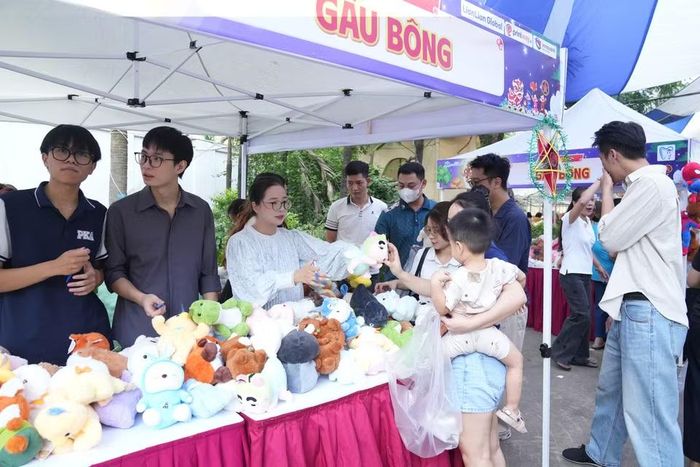 Tham gia hội chợ, các bạn nhỏ được nhận rất nhiều phần quà Trung thu. (Ảnh: PV/Vietnam+)