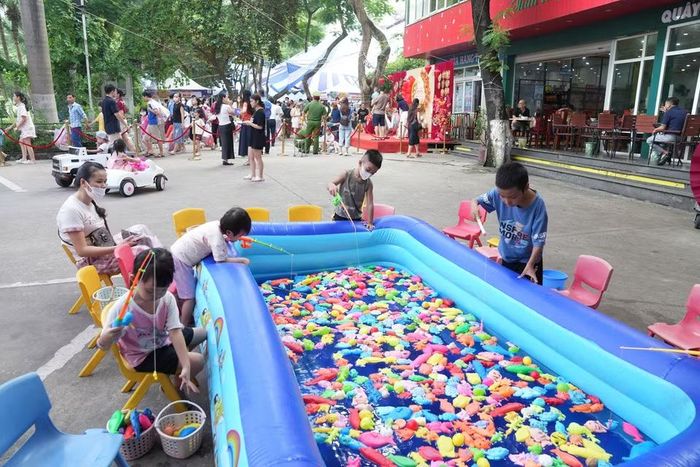 Các bọn nhỏ chơi trò chơi câu cá. (Ảnh: PV/Vietnam+)