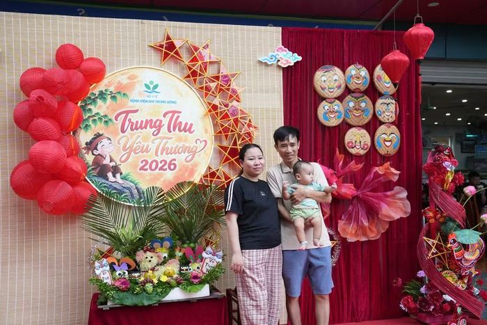 Gia đình một bệnh nhi chụp ảnh kỷ niệm. (Ảnh: PV/Vietnam+)