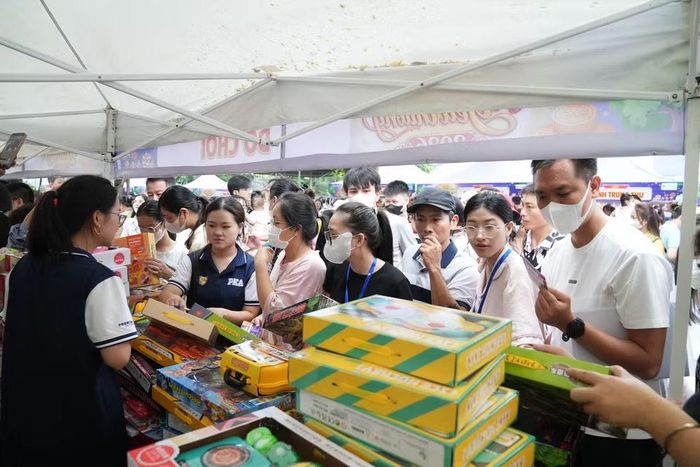 Nguồn lực với tổng giá trị hơn 2 tỷ đồng được huy động để tổ chức các hoạt động vui chơi, trao quà và tạo không gian Trung thu cho bệnh nhi đang điều trị tại bệnh viện. (Ảnh: PV/Vietnam+)
