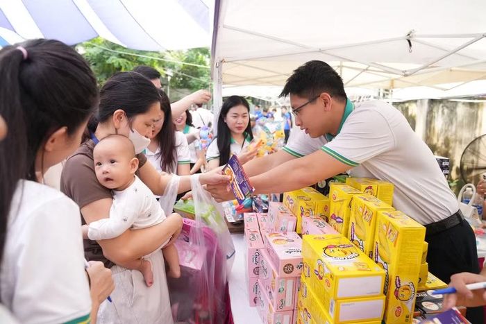 Nhiều phần quà được các phụ huynh lấy cho bệnh nhi. (Ảnh: PV/Vietnam+)
