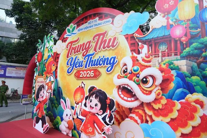 Những hoạt động như Trung thu yêu thương là sự đồng hành giữa bệnh viện với các đơn vị, nhà hảo tâm và cộng đồng nhằm chăm lo toàn diện hơn cho bệnh nhi. (Ảnh: PV/Vietnam+)