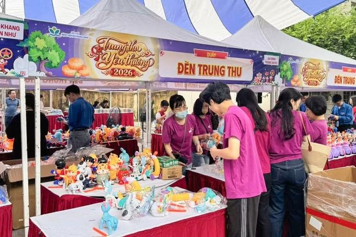 Gian hàng đèn trung thu. (Ảnh: PV/Vietnam+)