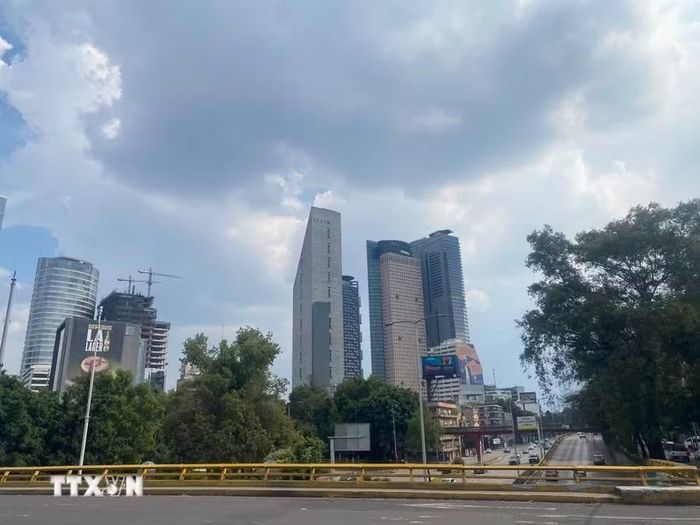 Bầu trời Mexico City phủ lớp mờ do ô nhiễm không khí, ảnh hưởng đến chất lượng môi trường tại thủ đô Mexico. (Ảnh: Phương Lan/TTXVN)