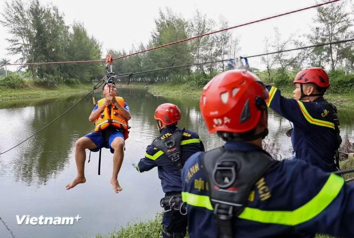 Công an Đà Nẵng tập luyện cứu hộ, cứu nạn trên sông và giả lập phương thức đu dây cứu người tại các nơi có địa hình đồi núi phức tạp. (Ảnh: Thanh Phong/Vietnam+)