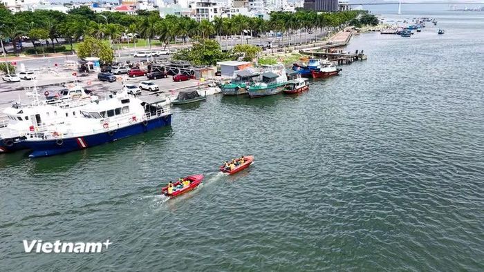 Bộ chỉ huy quân sự thành phố Đà Nẵng luyện tập cứu hộ và lai dắt phương tiện gặp nạn trên sông Hàn. (Ảnh: Thanh Phong/Vietnam+)