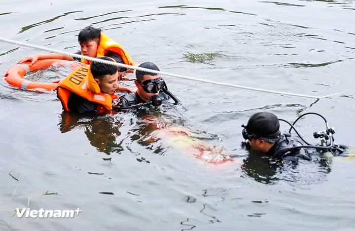 (Hình phải) Bộ chỉ huy quân sự Đà Nẵng luyện tập tình huống lai dắt phương tiện gặp nạn chết máy. (Hình phải) Công an Đà Nẵng luyện tập hình huống cứu người đuối nước và lặn hỗ trợ khẩn cấp ở ao, hồ. (Ảnh: Thanh Phong/Vietnam+)