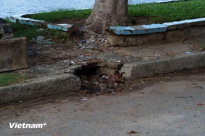 Chủ tịch Ủy ban nhân dân thành phố Đà Nẵng Nguyễn Mạnh Hùng (hình trên, bên phải, người chỉ tay) kiểm tra công tác phòng chống ngập lụt tại các điểm "nóng" đô thị Đà Nẵng. (Ảnh: Thanh Phong/Vietnam+)