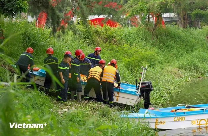 Lực lượng vũ trang thường xuyên tập luyện các phương án cứu hộ, cứu nạn để tăng cường khả năng ứng phó cho các tình huống mưa lũ, ngập lụt diện rộng. (Ảnh: Thanh Phong/Vietnam+)