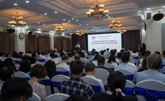 Diễn đàn có sự tham gia đông đảo của các chuyên gia về luật học. (Ảnh: Vietnam+)