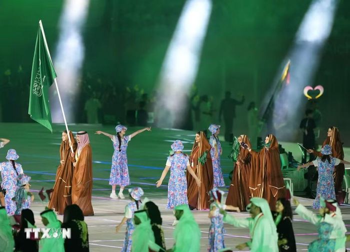 Đoàn thể thao Saudi Arabia diễu hành trong lễ khai mạc ASIAD 20 tại thành phố Nagoya, Nhật Bản, ngày 19/9/2026. (Ảnh: THX/TTXVN phát)