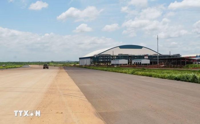 Khu sửa chữa máy bay đang được xây dựng gần đường cất hạ cánh sân bay Long Thành. (Ảnh: Công Phong/TTXVN)