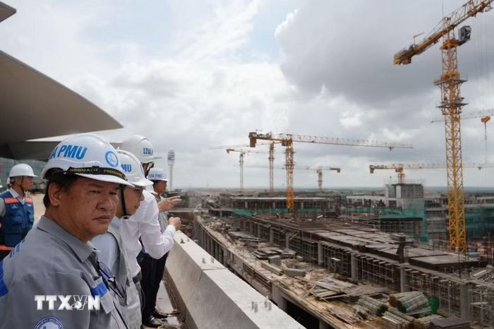 Hệ thống hạ tầng kỹ thuật đang xây dựng bên cạnh nhà hành khách sân bay Long Thành. (Ảnh: Công Phong/TTXVN)