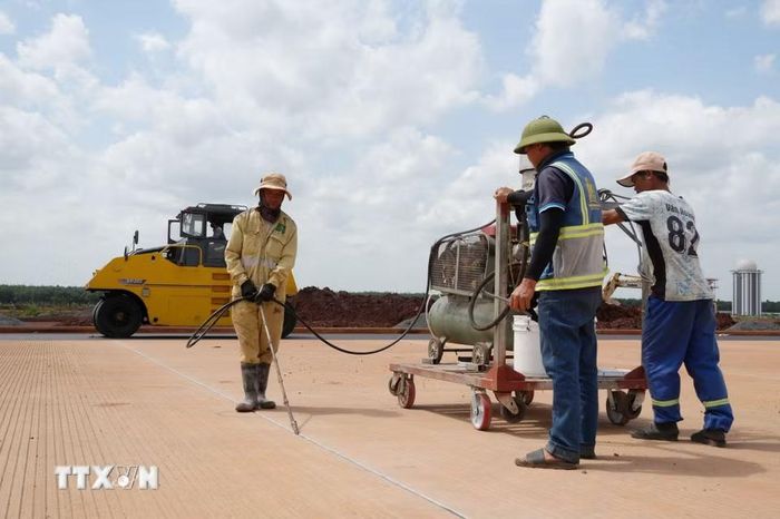 Hoàn thiện những phần việc cuối cùng tại đường cất hạ cánh thứ 2 của sân bay Long Thành. (Ảnh: Công Phong/TTXVN)