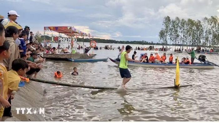 Người dân và du khách háo hức tham gia trải nghiệm các trò chơi dân gian tại ngày hội mùa nước nổi xã Phú Hữu. (Ảnh: Công Mạo/TTXVN)