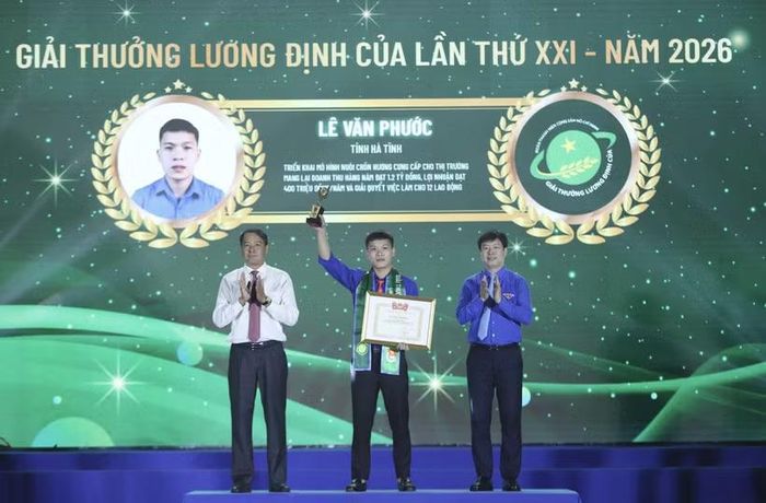 Ban tổ chức vinh danh các nhà nông trẻ xuất sắc. (Ảnh: Vietnam+)