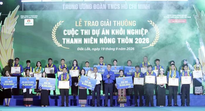 Ban tổ chức trao giải cho các dự án. (Ảnh: Vietnam+)