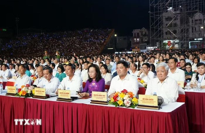 Ủy viên Bộ Chính trị, Phó Chủ tịch Thường trực Quốc hội Đỗ Văn Chiến và các đại biểu dự chương trình. (Ảnh: Đồng Thúy/TTXVN)