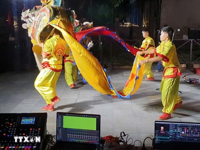 Một chương trình biểu diễn nghệ thuật trong chuỗi chương trình nghệ thuật "Tán Đa" tại số 71 Hàng Trống - Hà Nội do Báo Nhân Dân phối hợp cùng BEAT Network tổ chức. (Ảnh: Nguyễn Trọng Lịch/TTXVN)