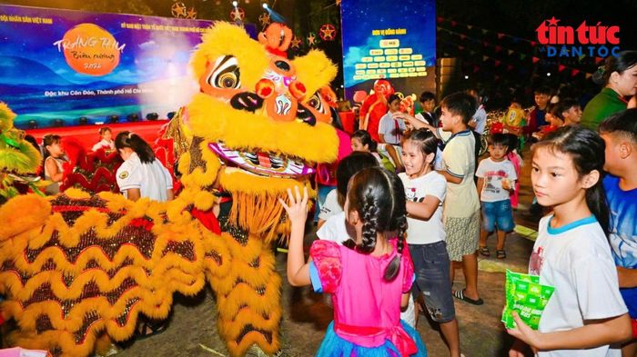Chương trình "Trăng thu biên cương” năm 2026 đã mang đến cho thiếu nhi Côn Đảo một đêm hội trăng rằm vui tươi, bổ ích, sâu đậm nghĩa tình. Ảnh: Liên Nhi