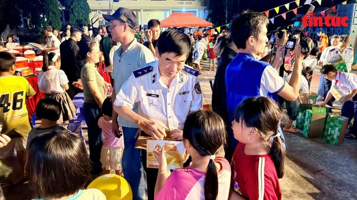 Trung tướng Bùi Quốc Oai - Chính ủy Cảnh sát biển Việt Nam vui đón Tết Trung thu cùng các cháu thiếu nhi Côn Đảo tại chương trình “Trăng thu biên cương”. Ảnh: Liên Nhi
