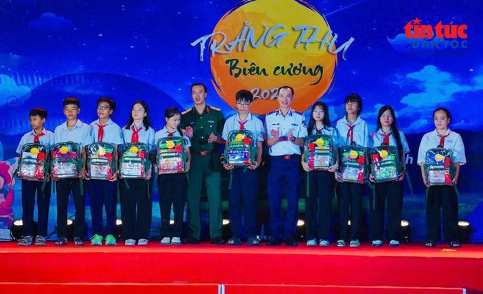 Thiếu tướng Phạm Như Quân - Phó Chính ủy Bộ Tư lệnh Thành phố Hồ Chí Minh và Đại tá Lê Văn Tú - Chính ủy Bộ Tư lệnh Vùng Cảnh sát biển 3 trao những suất quà, đồ dùng học tập cho trẻ em nơi đảo xa. Ảnh: Liên Nhi