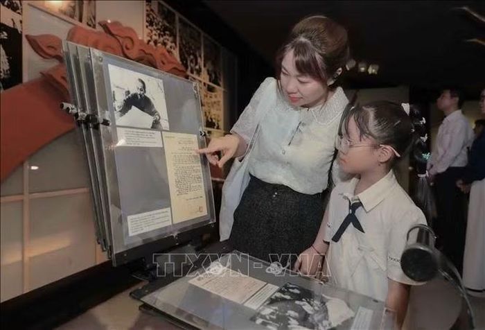 Du khách chiêm ngưỡng nhiều hiện vật, tài liệu quý được trưng bày tại Bảo tàng Hồ Chí Minh. Ảnh: Phan Phương/TTXVN