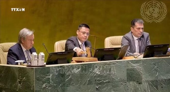 Ngày 29/3/2023, Đại hội đồng Liên hợp quốc đã thông qua bằng đồng thuận Nghị quyết yêu cầu Toà án Công lý Quốc tế (ICJ) đưa ra ý kiến tư vấn đối với vấn đề biến đổi khí hậu. Nghị quyết được đệ trình theo sáng kiến của Vanuatu và Nhóm nòng cốt gồm 18 nước, trong đó có Việt Nam. Với tư cách Phó Chủ tịch Đại hội đồng LHQ, Đại sứ Đặng Hoàng Giang, Trưởng Phái đoàn đại diện thường trực Việt Nam tại LHQ chủ trì phiên thảo luận và thông qua nghị quyết. Ảnh: Thanh Tuấn/Phóng viên TTXVN tại Mỹ