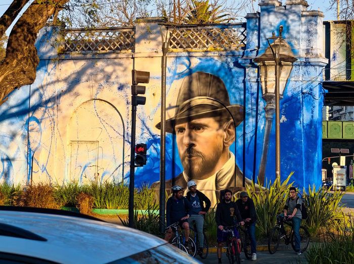 Có thể bắt gặp hình ảnh tri ân Messi ở khắp mọi nơi tại thủ đô Buenos Aires, nơi anh sẽ có trận đấu chia tay ĐTQG vào tháng 10.