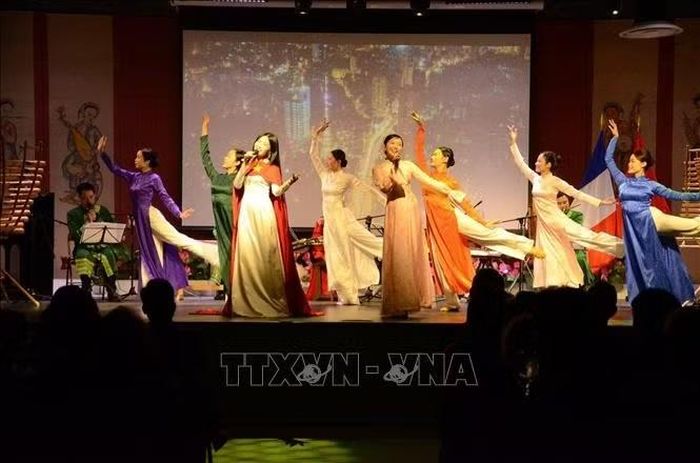 Các tiết mục mang đậm màu sắc văn hóa truyền thống Việt Nam tại Lễ kỷ niệm 81 năm Quốc khánh Việt Nam ở Paris. Ảnh: Hữu Chiến/PV TTXVN tại Pháp