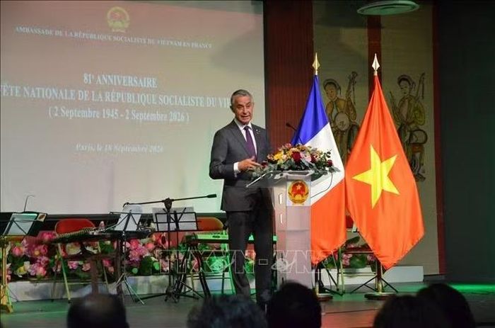 Ông Jean-Michel Jacques, Chủ tịch Ủy ban Quốc phòng và Lực lượng vũ trang của Hạ viện Pháp phát biểu chào mừng. Ảnh: Hữu Chiến/PV TTXVN tại Pháp