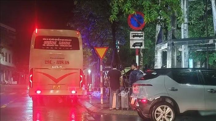 Khi biến "Cấm dừng và đỗ" biến thành biển “Cấm đỗ”, một số xe vận tải hành khách tiếp diễn việc đón, trả khách tại đường giao Bà Huyện Thanh Quan giao Lý Thường Kiệt, ảnh hưởng đến trật tự an toàn giao thông tại đây.