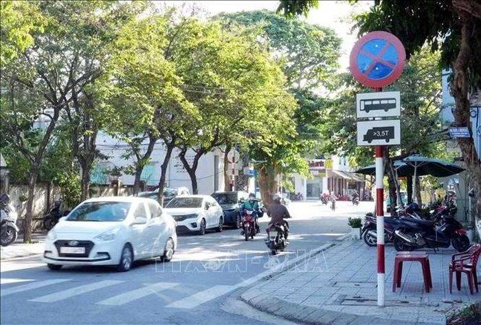 Sau phản ánh của TTXVN, ngày 11/8, có 4 biển “Cấm dừng và đỗ” đối với xe khách, xe tải trên 3,5 tấn được lắp đặt lại trên tuyến đường Bà Huyện Thanh Quan.