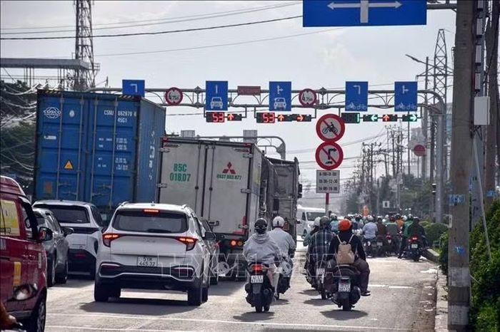Khu vực nút giao Long Kim thường xuyên tập trung đông phương tiện, nhất là vào những thời điểm lưu lượng giao thông tăng cao.
