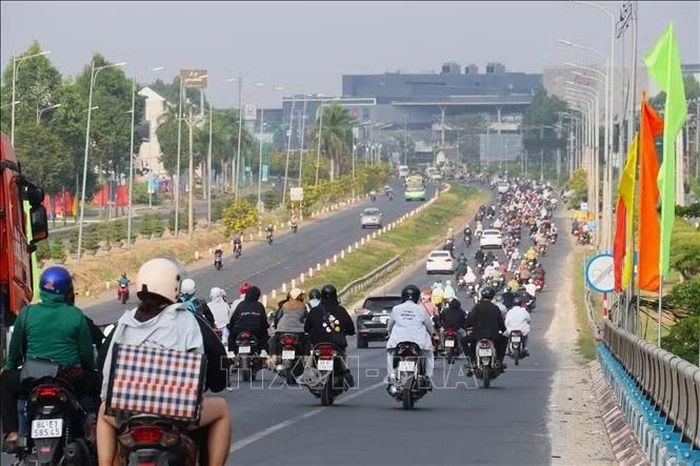 Tình trạng phương tiện tập trung đông trên Quốc lộ 1 vào các thời điểm cao điểm cho thấy yêu cầu nghiên cứu giải pháp nâng cao năng lực lưu thông.