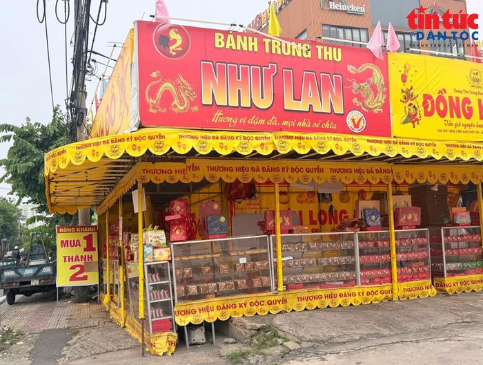 Một cửa hàng bán bánh trung thu trên đường Đặng Văn Bi thưa khách dù đã treo bảng giảm giá mua 1 tặng 2.