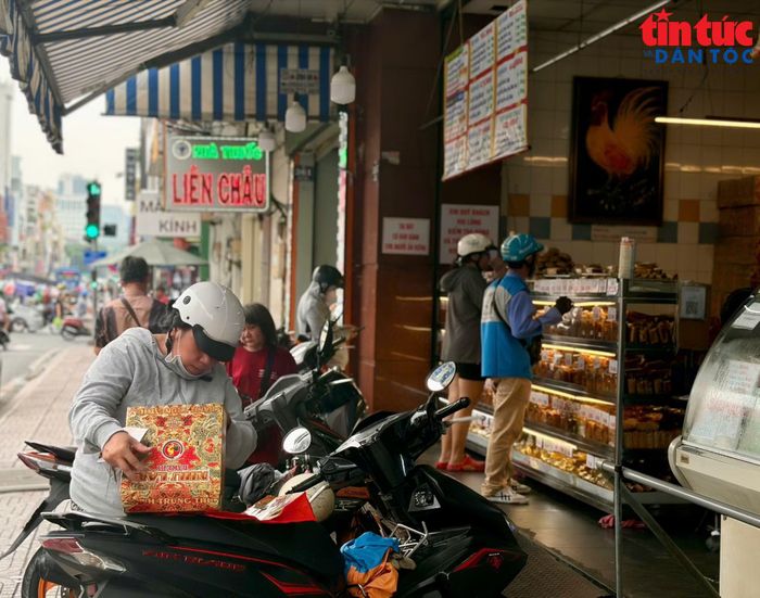 Người dân ưu tiên chọn mua các loại bánh trung thu có thương hiệu lớn.