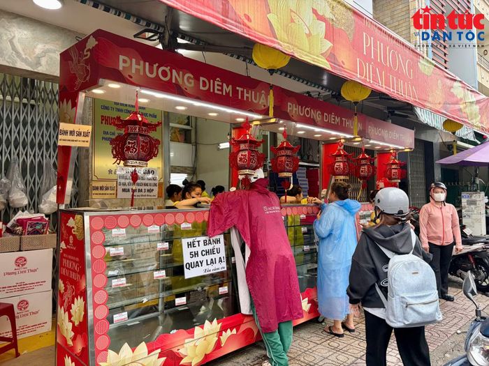 Bánh ở đây được làm mới mỗi ngày và thường "cháy" hàng sớm, nhất là các vị đặc trưng như khóm dứa, môn dừa, trà xanh, thập cẩm gà quay