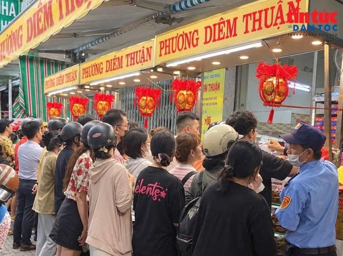 Không cần biển hiệu hào nhoáng hay chiến dịch quảng cáo rầm rộ, cửa hàng bánh trung thu Phương Diêm Thuận vẫn luôn đông nghẹt khách nhờ uy tín lâu năm và chất lượng ổn định.