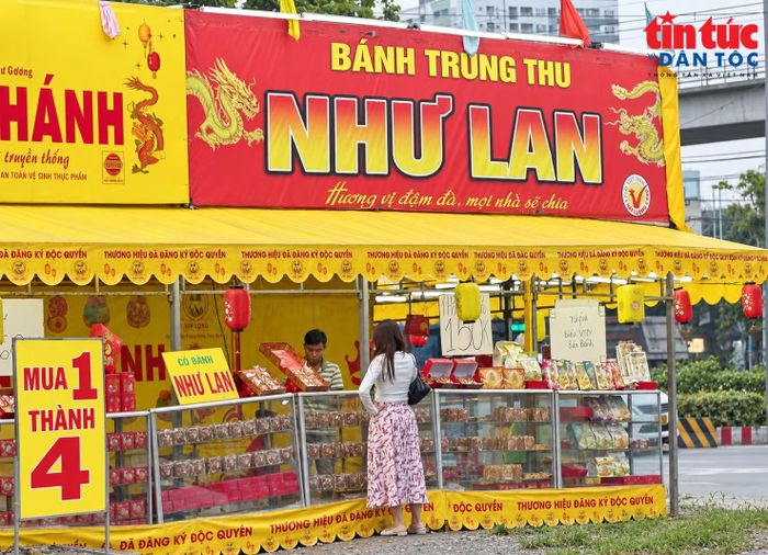 Các mặt hàng bánh trung thu được giảm giá càng gần ngày Tết Trung thu.