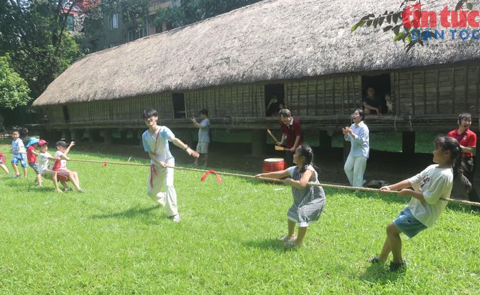 Các em nhỏ tham gia thi kéo co.