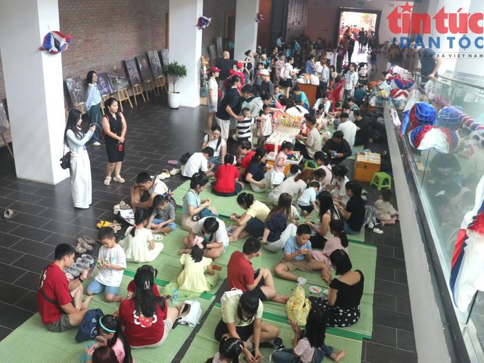 Đông đảo các em thiếu nhi và phụ huynh đến Bảo tàng Dân tộc học vui Trung thu 2026.