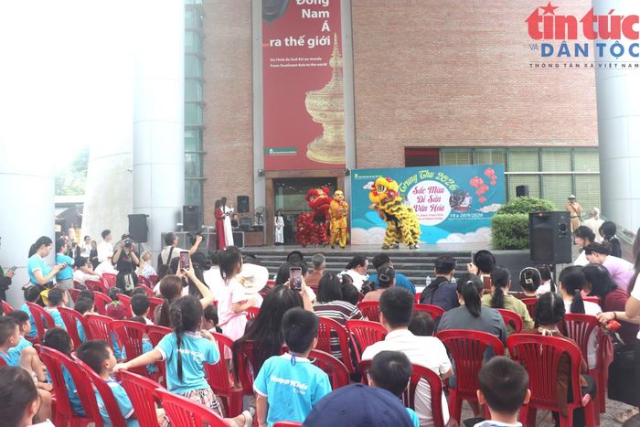 Màn múa lân mở đầu chương trình vui Trung thu 2026: "Sắc màu di sản văn hóa" tại Bảo tàng Dân tộc học.