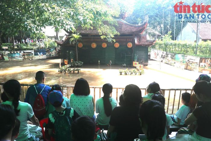 Màn múa rồi nước luôn được các em quan tâm, thích thú khi đến Bảo tàng Dân tộc học dịp này.