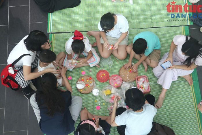 Các em thích thú với trò nặn tò he.