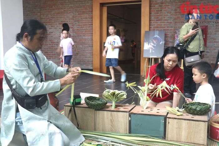 Các em cùng trải nghiệm gấp con giống bằng lá dừa.