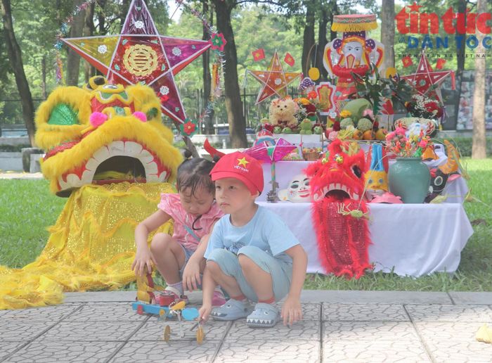 Các em nhỏ thích thú với những đồ chơi truyền thống.