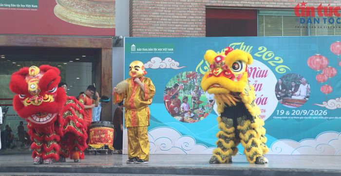 Màn múa lân thu hút các em nhỏ thích thú đón xem.