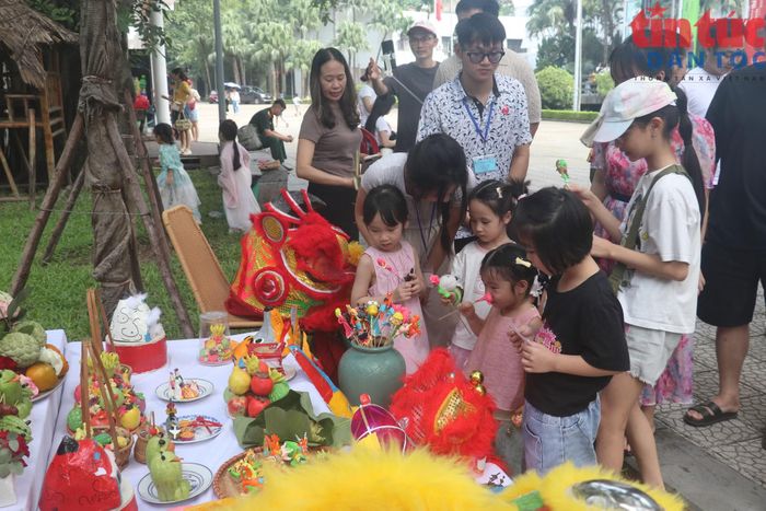 Các em nhỏ ngắm nhìn mâm cỗ Trung thu truyền thống.